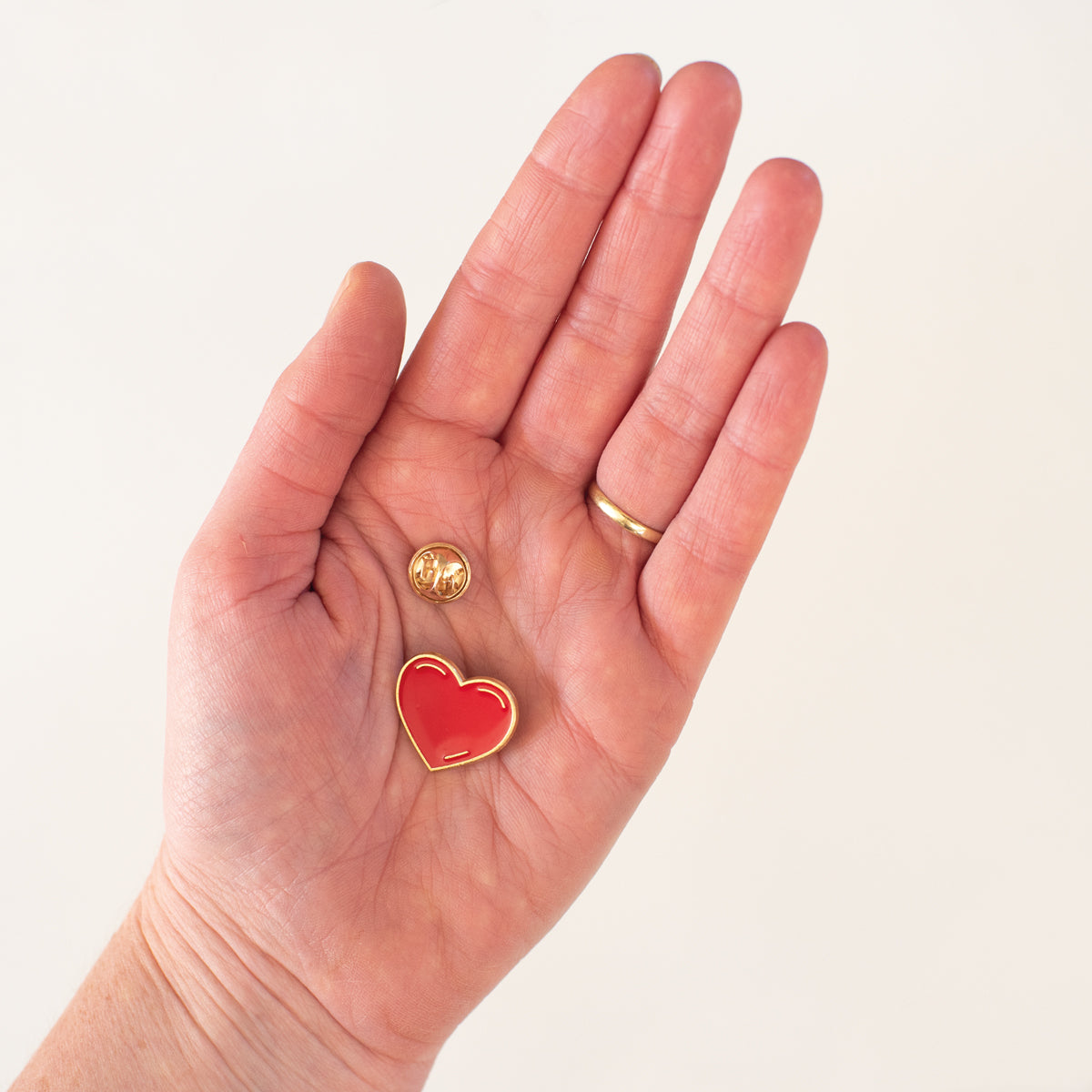 Luxe Moederdagkaart met hartje pin cadeau voor mama