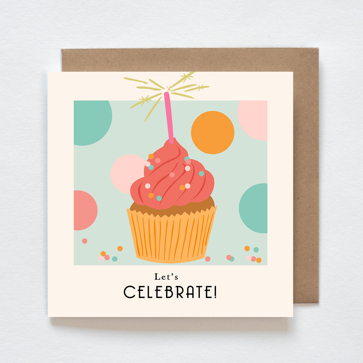 Geef een feestelijke kaart met een cupcake en de tekst “Let’s celebrate”. Perfect voor verjaardagen, jubileums of elke andere reden om te vieren. Vrolijk en kleurrijk!