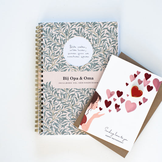 Bij opa en oma invulboek met moederdagkaart- met hartje pin.