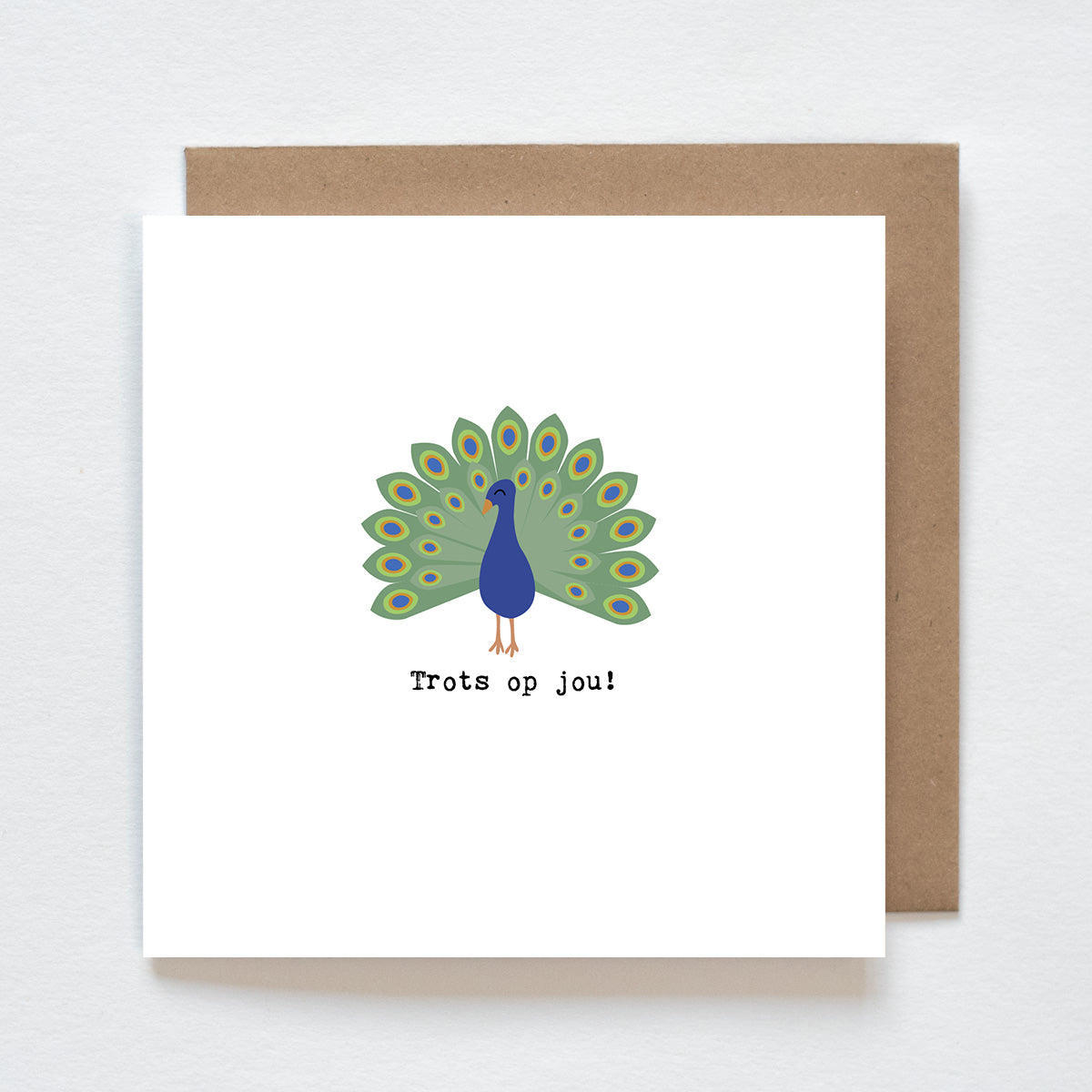 Stijlvolle kaart met pauwenillustratie en de tekst “Trots op jou”. Perfect voor het vieren van prestaties, diploma’s of bijzondere momenten. Een krachtig gebaar!