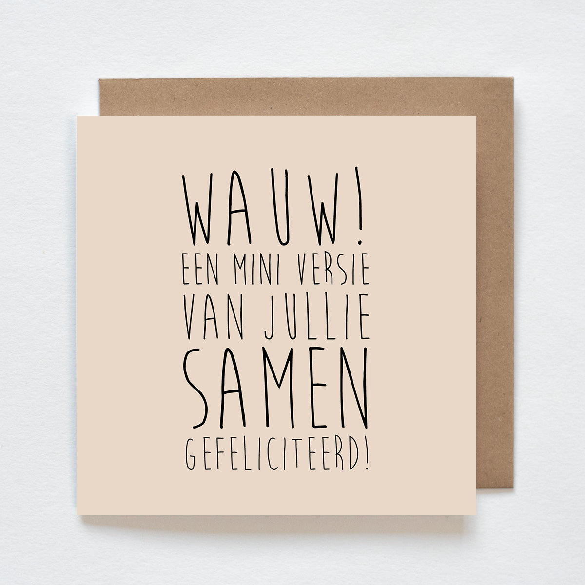 Een kleintje op komst of net geboren? Deze kaart is hét perfecte felicitatiekaartje voor kersverse ouders.
Met een vrolijke en liefdevolle boodschap breng je je blijdschap over op een originele en hartverwarmende manier.