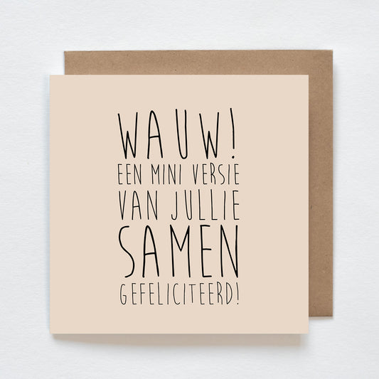 Een kleintje op komst of net geboren? Deze kaart is hét perfecte felicitatiekaartje voor kersverse ouders.
Met een vrolijke en liefdevolle boodschap breng je je blijdschap over op een originele en hartverwarmende manier.