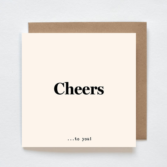 Tijd om het glas te heffen! 🥂
Met de tekst “Cheers to you” en een elegante, feestelijke uitstraling is deze kaart perfect om iemand te feliciteren, te bedanken of gewoon te vieren. Of het nu gaat om een persoonlijke mijlpaal of een overwinning, deze kaart past bij elk feestelijk moment.