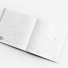 Afbeelding in Gallery-weergave laden, Kleine tekst velden in het kraambezoek boek van Leukigheidjes  waar mensen iets kunnen in schrijven op een kraamfeest. 
