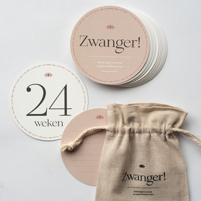 Met de Leukigheidjes zwangerschap mijlpaalkaarten leg je jouw zwangerschap vast met mooie foto's. De set bestaat uit 26 kaarten. Vanaf week 6 tot en met week 41 kan jij buikfoto's maken. Ook zijn er extra kaarten voor de mijlpalen
