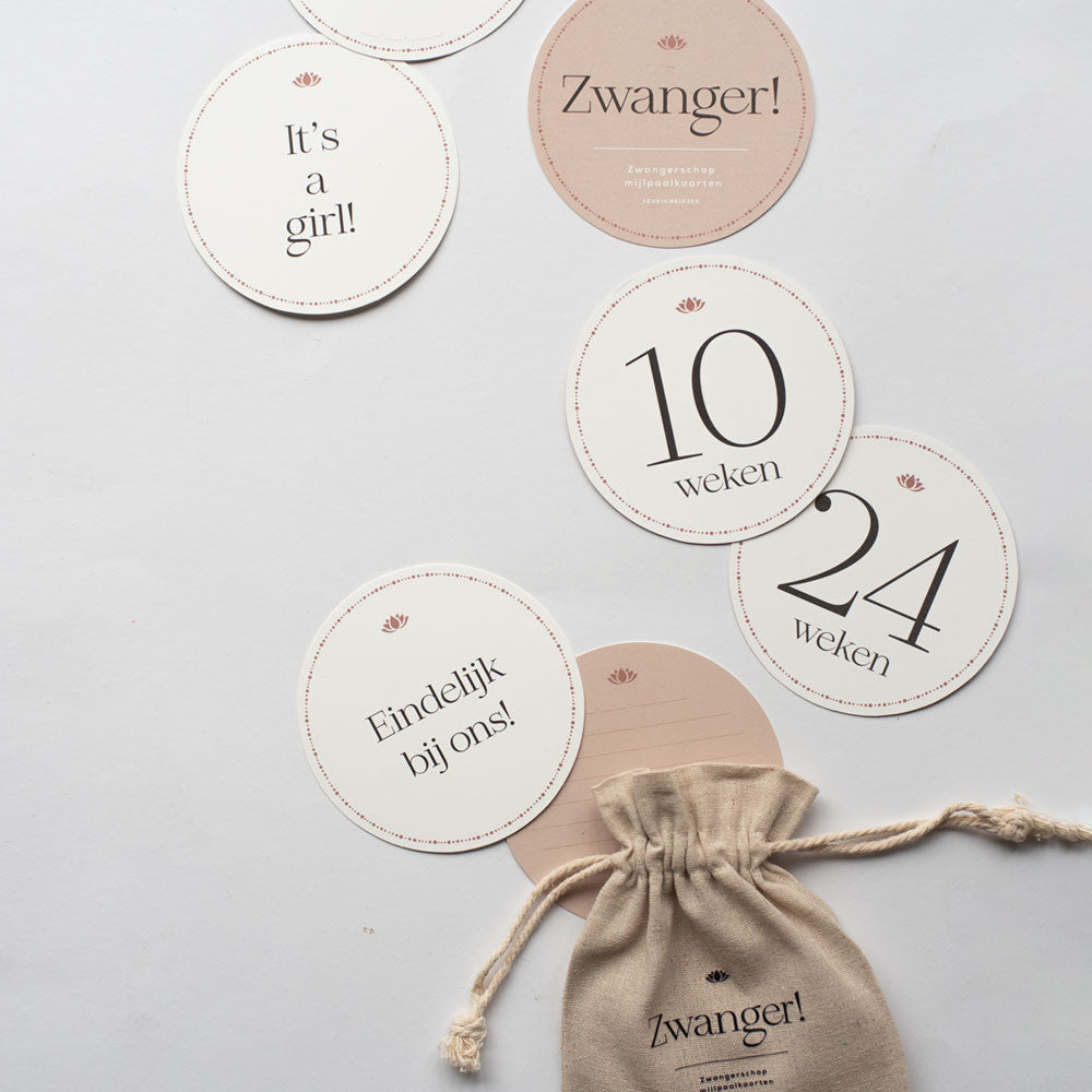 Met de zwangerschap mijlpaalkaarten van Leukigheidjes leg je jouw zwangerschap op een bijzonde manier vast. Leg je groei van jouw buik vast met de mijlpaalkaarten. De set bestaat uit 26 kaarten. ok zijn er extra kaarten voor de mijlpalen zoals; de eerste keer het hartje horen kloppen en een foto van de eerste echo