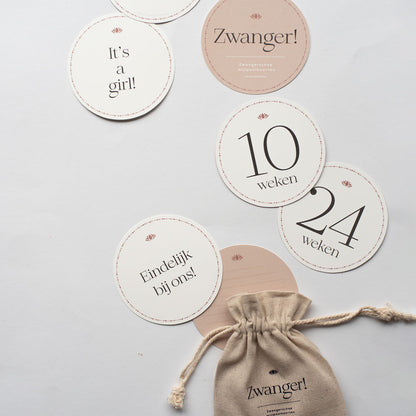 Met de zwangerschap mijlpaalkaarten van Leukigheidjes leg je jouw zwangerschap op een bijzonde manier vast. Leg je groei van jouw buik vast met de mijlpaalkaarten. De set bestaat uit 26 kaarten. ok zijn er extra kaarten voor de mijlpalen zoals; de eerste keer het hartje horen kloppen en een foto van de eerste echo