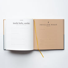 Afbeelding in Gallery-weergave laden, Binnenkant van Leukigheidjes eerste jaar invulboek. Bij elke maand staan bijpassende vragen.
